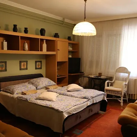 Hajnalka Apartmanhaz Gyula Exterior photo
