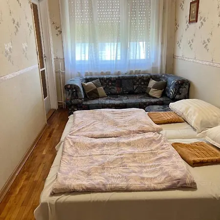 Hajnalka Apartmanhaz Gyula Exterior photo