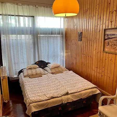 Hajnalka Apartmanhaz Gyula Exterior photo