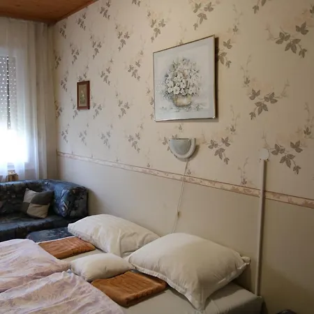 Hajnalka Apartmanhaz Gyula Exterior photo
