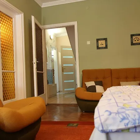Hajnalka Apartmanhaz Gyula Exterior photo