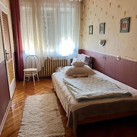 Hajnalka Apartmanhaz Gyula Exterior photo
